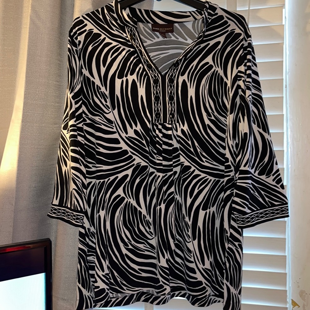 Dana Buchman Women's blouse perfect condition